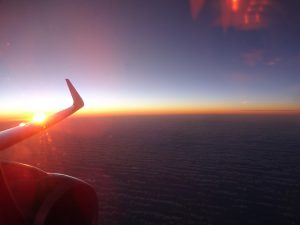 Sonnenuntergang Flugzeug über den Wolken