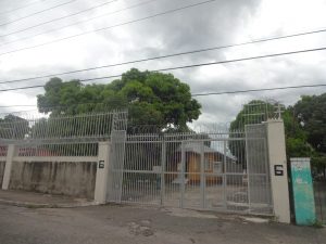 Stacheldraht Mauer Unterkunft Hostel Kingston Jamaika