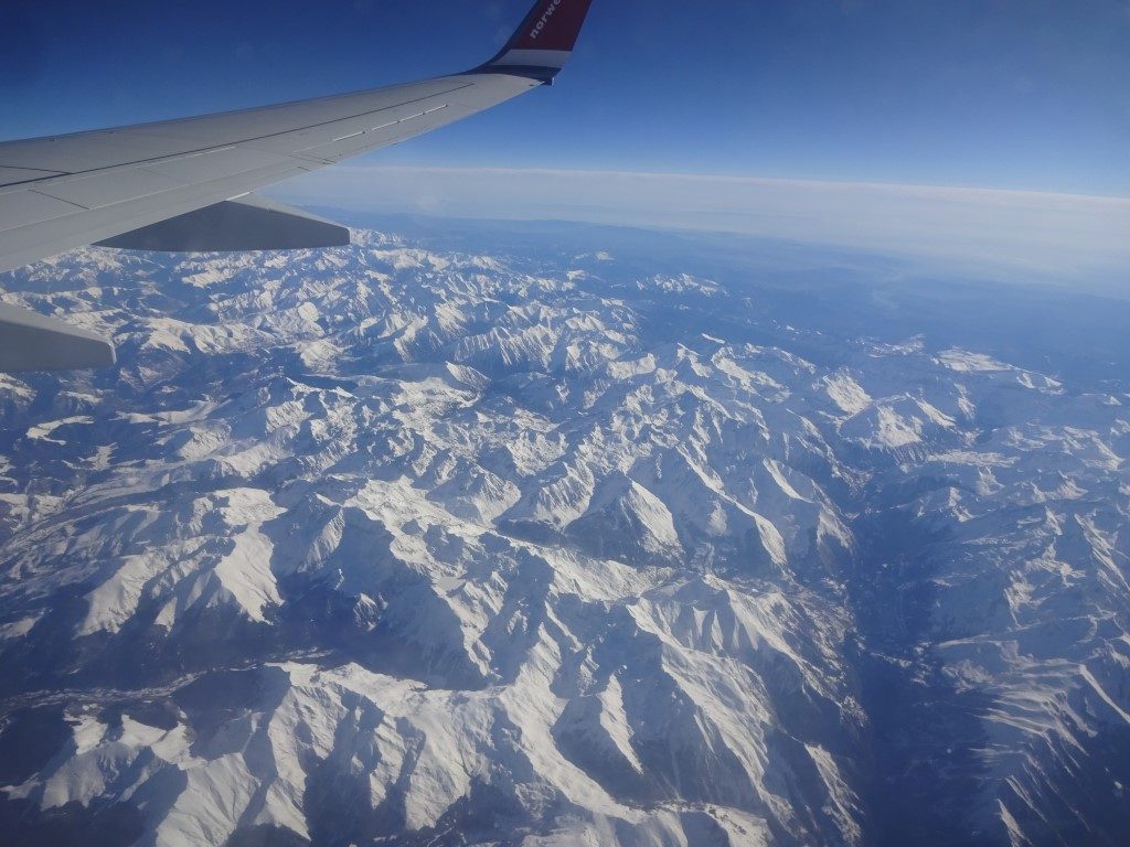 Pyrenäen von oben Blick Flugzeug Berge Schnee