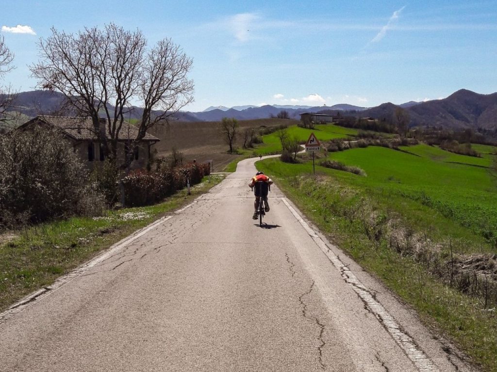 Optimale Sitzposition Rennrad bergab schnell aerodynamisch