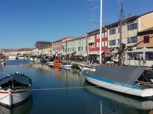 Kanal Touristen Andrang Ostern Cesenatico Italien