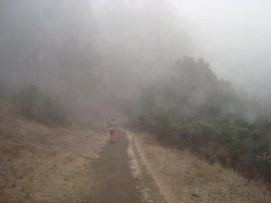 Nebel Start Golden Hills Trail Marathon Kalifornien