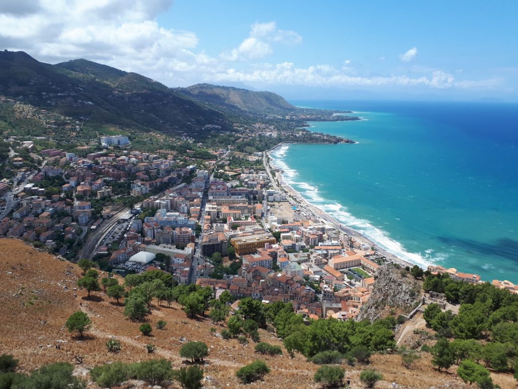 Hausberg Rocca Cefalu Sizilien Italien