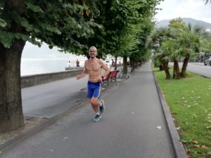 oben ohne Lago Maggiore Laufen Tessin Schweiz