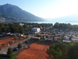 Blick Tennisplatz Campingplatz Lago Maggiore Tessin Schweiz