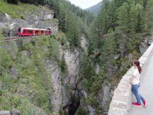 Landwasser Brücke Zug Davos Wiesen Schweiz