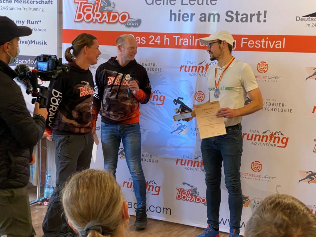 Siegerehrung Interview TrailDorado 24-Stunden-Lauf